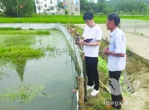 江西上饶万年县贫困户曹绍田养小龙虾成功摘“穷帽”