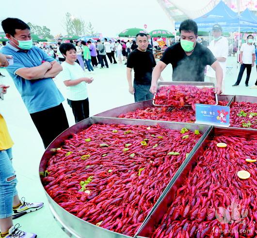 啤酒配上小龙虾 济宁鱼台龙虾节青岛分会场啤酒城开幕