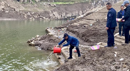 贵州省六盘水市：水城区开展渔政执法 督促见证违法者生态补偿放流