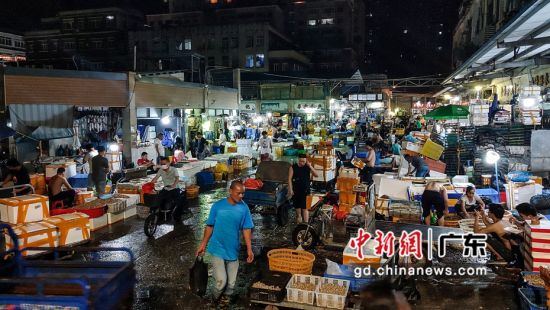 广州黄沙水产交易市场凌晨忙碌一片