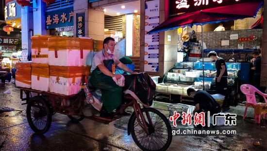 广州黄沙水产交易市场凌晨忙碌一片