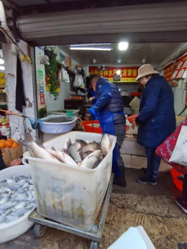 金陵调查丨水产卸货粗野 人气菜场拖起数百米“水尾巴”