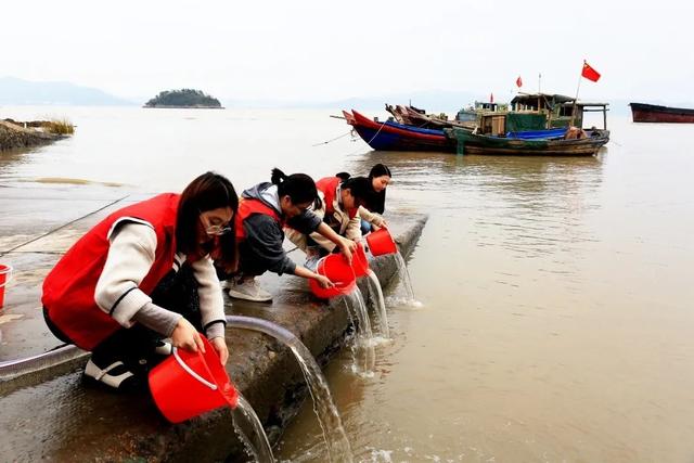 浙江台州：乐清湾海域放流对虾苗17000多万尾