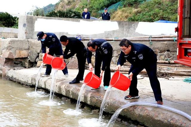 浙江台州：乐清湾海域放流对虾苗17000多万尾